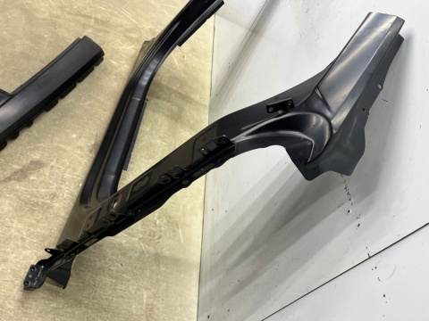 Poszycie Lamborghini Urus 18r.- prawy próg słupek A B środkowy ćwiartka rama drzwi reperaturka NOWA oryginalna 4ml810102