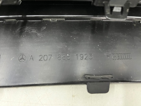 Atrapa Mercedes C207 W207 E-Klasa Coupe 12-17r. Lift dolna środkowa kratka przednia maskownica grill A2078851923