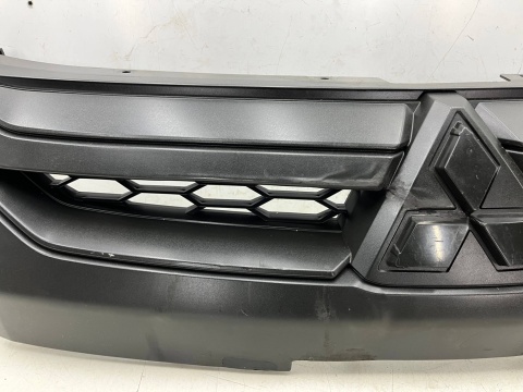 Atrapa Mitsubishi L200 5 V 19r.- grill przednia maskownica zderzaka znaczek 7450B264