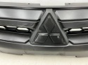Atrapa Mitsubishi L200 5 V 19r.- grill przednia maskownica zderzaka znaczek 7450B264
