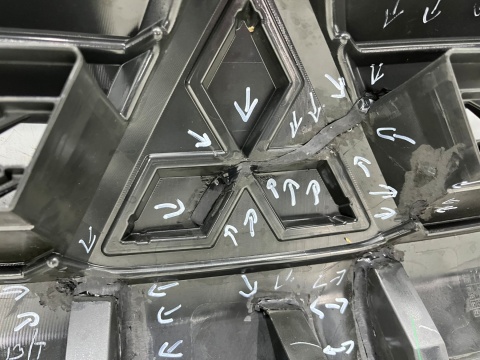 Atrapa Mitsubishi L200 5 V 19r.- grill przednia maskownica zderzaka znaczek 7450B264