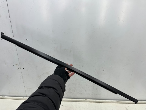 Listwa Porsche Macan I 95b 14r.- czarny mat prawa tylna listwa zgarniająca uszczelka zewnętrzna drzwi prawy tył 95b839478