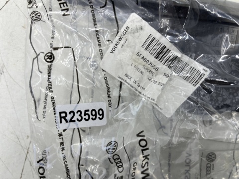 Ślizg Seat Leon 4 IV 5FE Cupra Leon 20r.- NOWE prawe przednie górne mocowanie atrapy zderzaka wspornik uchwyt prawy przód