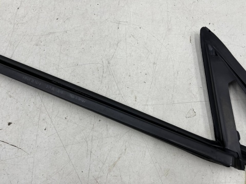 Uszczelka Porsche 911 Carrera 996 Boxster 986 97-06r. lewa przednia listwa zgarniająca wewnętrzna szyby drzwi lewy przód