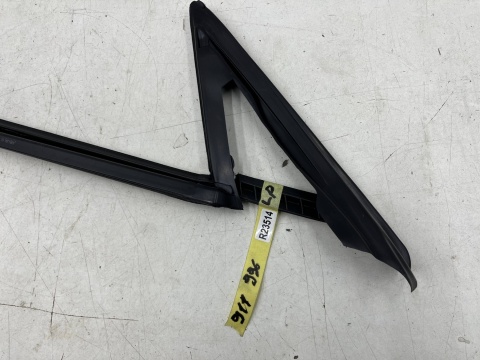 Uszczelka Porsche 911 Carrera 996 Boxster 986 97-06r. lewa przednia listwa zgarniająca wewnętrzna szyby drzwi lewy przód