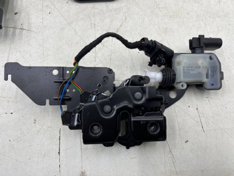 Zamek maski Porsche Macan II 95c 24r.- rygiel mocowanie podstawa zamka maski łącznik pasa komplet