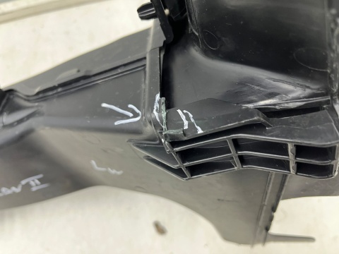 Kanał powietrza Porsche Macan II 95c 24r.- lewa osłona chłodnicy kierownica powietrza zderzaka chłodzenia hamulców wlot