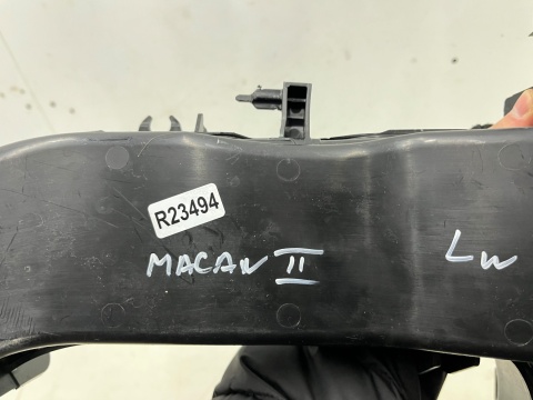 Kanał powietrza Porsche Macan II 95c 24r.- lewa osłona chłodnicy kierownica powietrza zderzaka chłodzenia hamulców wlot