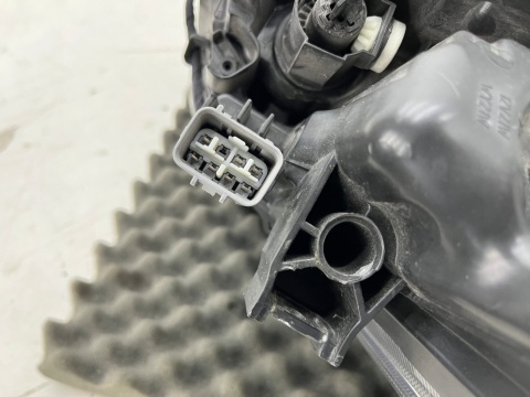 Lampa reflektor Toyota Auris 2 II E18 LIFT 15-18r. prawa przednia soczewka + LED ORYGINALNA Europa prawy przód 81130-02K30