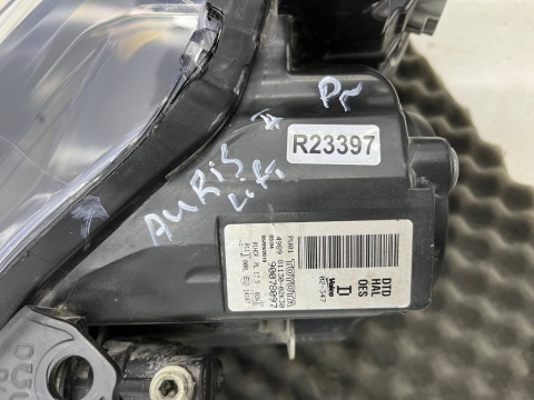 Lampa reflektor Toyota Auris 2 II E18 LIFT 15-18r. prawa przednia soczewka + LED ORYGINALNA Europa prawy przód 81130-02K30