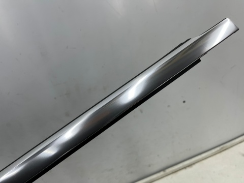 Listwa Mercedes w213 Sedan E-klasa 16-23r. NOWA lewa tylna listwa zgarniająca uszczelka zewnętrzna szyby drzwi lewy tył