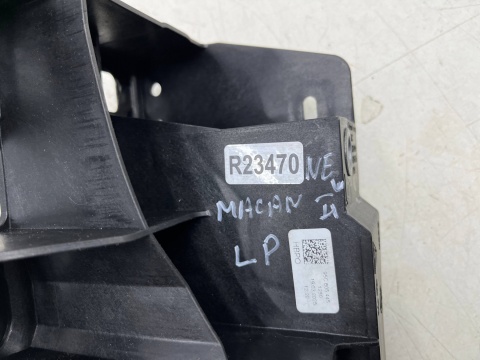 Pas przedni Macan II 95c 24r.- lewe przednie mocowanie chłodnic łącznik pasa wspornik zaczep lewy przód 95c805445