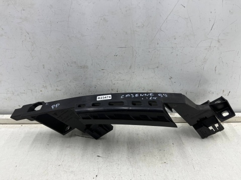 Ślizg Porsche Cayenne III 9y LIFT 23r.- prawe przednie mocowanie reflektora okular wspornik pasa pod lampę prawy przód