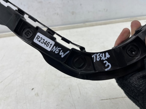 Ślizg Tesla Model 3 17r.- NOWE prawe tylne mocowanie zderzaka wspornik uchwyt prawy tył NOWY ORYGINALNY 1083991
