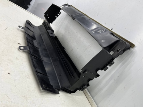 Osłona chłodnicy Macan I 95b 14r.- kierownica powietrza pasa przedniego ramka mocowanie wlot 95b121707g 95b121707y