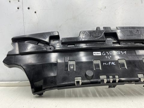 Ślizg BMW 5 G30 sedan G31 Kombi M Performance M-Pakiet 17-20r. tylne środkowe dolne mocowanie zderzaka wspornik tył ORYGINAL