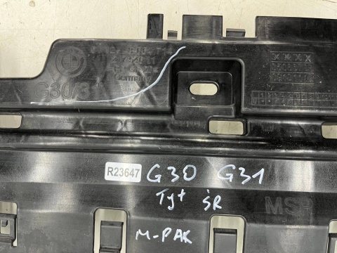 Ślizg BMW 5 G30 sedan G31 Kombi M Performance M-Pakiet 17-20r. tylne środkowe dolne mocowanie zderzaka wspornik tył ORYGINAL