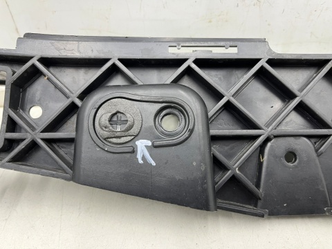 Ślizg Peugeot 308 III T10 HB 21r.- tylne środkowe mocowanie zderzaka wspornik uchwyt tył ORYGINALNY 9836418080