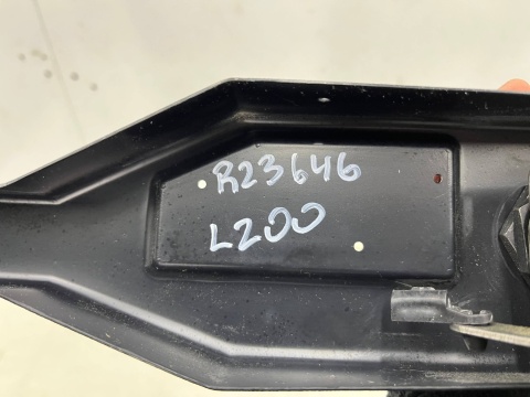 Zamek klapy bagażnika Mitsubishi L200 06r.- przycisk tylnej szyby zabudowy Road Ranger mechanizm BEZ KLUCZA