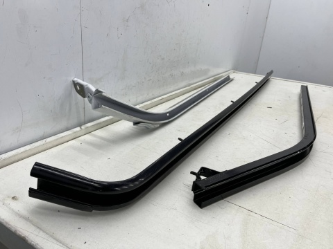 Zawias drzwi Renault Trafic III Talento NV300 Primastar II Vivaro B 14r.- prowadnica szyna prawych drzwi bocznych KPL