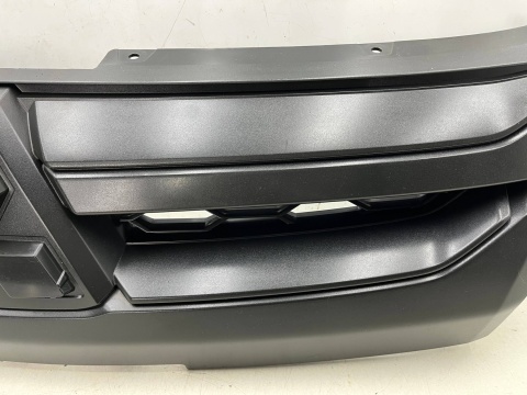 Atrapa Mitsubishi L200 5 V 19r.- grill przednia maskownica zderzaka znaczek 7450B264