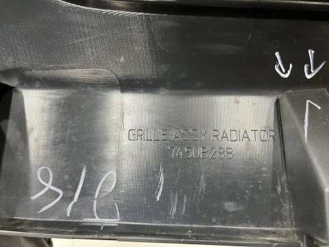 Atrapa Mitsubishi L200 5 V 19r.- grill przednia maskownica zderzaka znaczek 7450B264