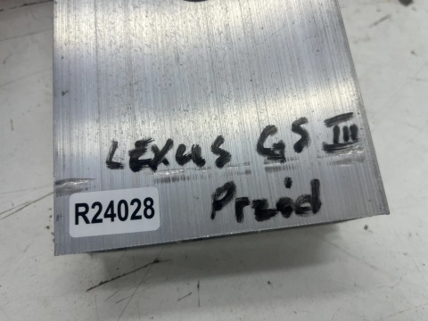 Belka zderzaka Lexus GS III 05-12r. przednie wzmocnienie pasa chłodnic przód oryginalne 52131-30260