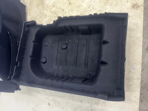 Tapicerka Mercedes w213 16-23r. wykładzina boczki bagażnika wkład mata KPL