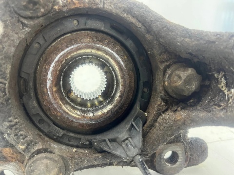 Zwrotnica Opel Zafira B 05-14r. 1.9 CDTI prawy przód piasta