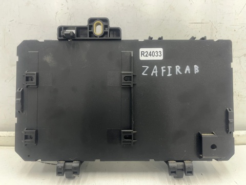 Skrzynka bezpieczników Opel Zafira B 05-14r. 13206759 moduł BSI