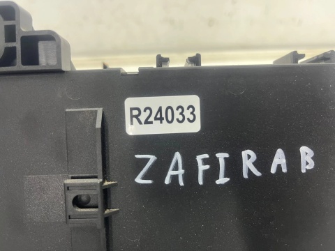 Skrzynka bezpieczników Opel Zafira B 05-14r. 13206759 moduł BSI