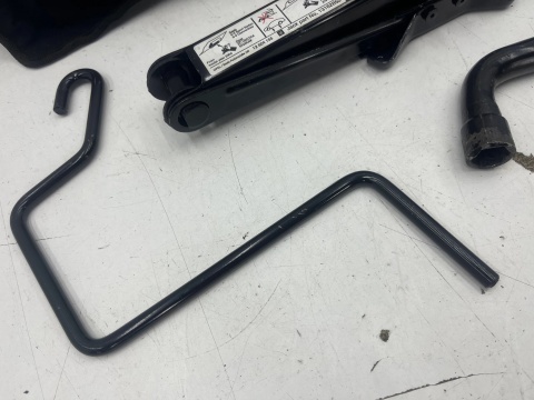 Zestaw narzędzi Zafira B Astra H Vectra C 02-14r. winda klucz hak 13162852 9175184