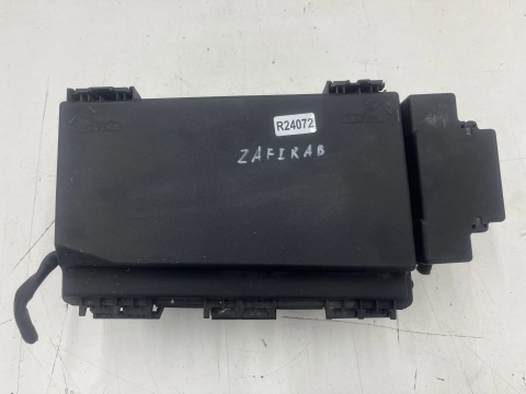 Skrzynka bezpieczników Opel Zafira B Astra H 05-14r. moduł BSI 13206754