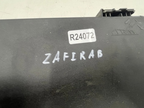 Skrzynka bezpieczników Opel Zafira B Astra H 05-14r. moduł BSI 13206754