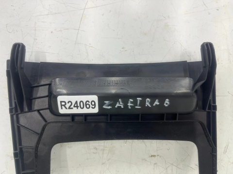 Ramka lewarka wybieraka biegów Opel Zafira B 05-14r. 13162584