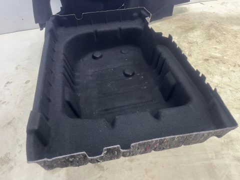 Tapicerka Mercedes w213 16-23r. wykładzina boczki bagażnika wkład mata KPL