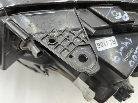 Lampa reflektor Mitsubishi L200 KJ KK KL KB 15-19r. PRAWA przednia EU oryginalna zwykła prawy przód 8301с730