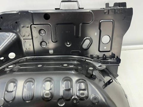 Poszycie Suzuki Jimny 4 IV 18r.- NOWY prawy przedni fartuch nadkola ćwiartka mocowanie akumulatora wzmocnienie ORYGINALNY