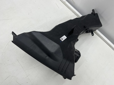 Kanał powietrza Range Rover L460 22r.- lewy chłodzenia hamulców z silniczkiem klapki lr173211