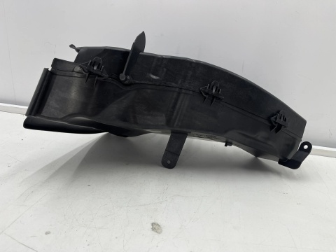 Kanał powietrza Range Rover L460 22r.- lewy chłodzenia hamulców z silniczkiem klapki lr173211