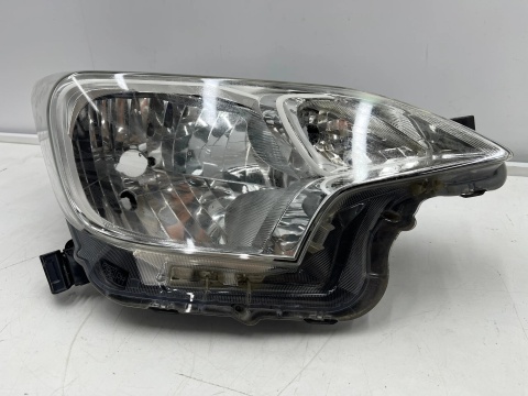Lampa reflektor Toyota Verso-S Ractis II 10-17r. prawa przednia Europa prawy przód