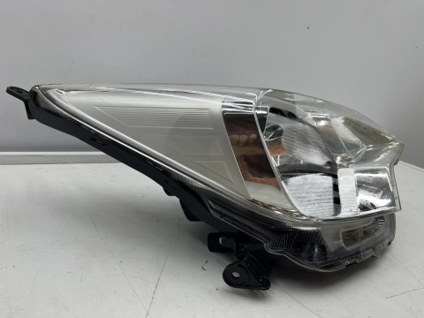 Lampa reflektor Toyota Verso-S Ractis II 10-17r. prawa przednia Europa prawy przód
