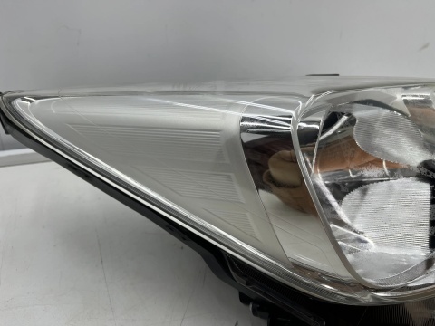 Lampa reflektor Toyota Verso-S Ractis II 10-17r. prawa przednia Europa prawy przód