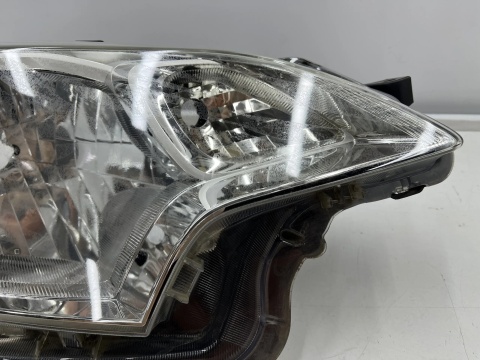 Lampa reflektor Toyota Verso-S Ractis II 10-17r. prawa przednia Europa prawy przód