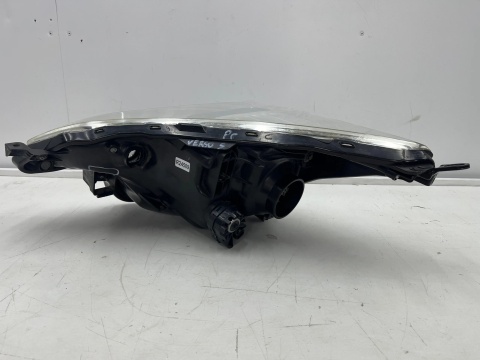 Lampa reflektor Toyota Verso-S Ractis II 10-17r. prawa przednia Europa prawy przód