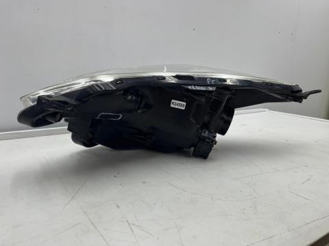 Lampa reflektor Toyota Verso-S Ractis II 10-17r. prawa przednia Europa prawy przód