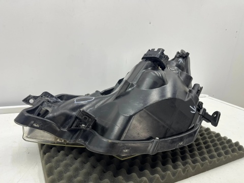 Lampa reflektor Toyota Verso-S Ractis II 10-17r. prawa przednia Europa prawy przód