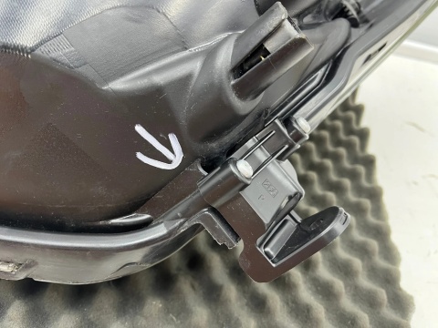 Lampa reflektor Toyota Verso-S Ractis II 10-17r. prawa przednia Europa prawy przód