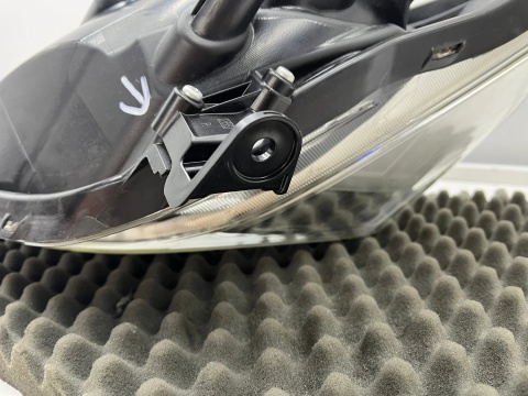 Lampa reflektor Toyota Verso-S Ractis II 10-17r. prawa przednia Europa prawy przód