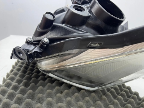 Lampa reflektor Toyota Verso-S Ractis II 10-17r. prawa przednia Europa prawy przód